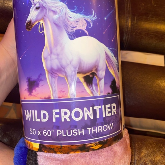 Unicorn blanket/throw,NWT,original packaging,beautiful unicorn design. - Picture 7 of 12